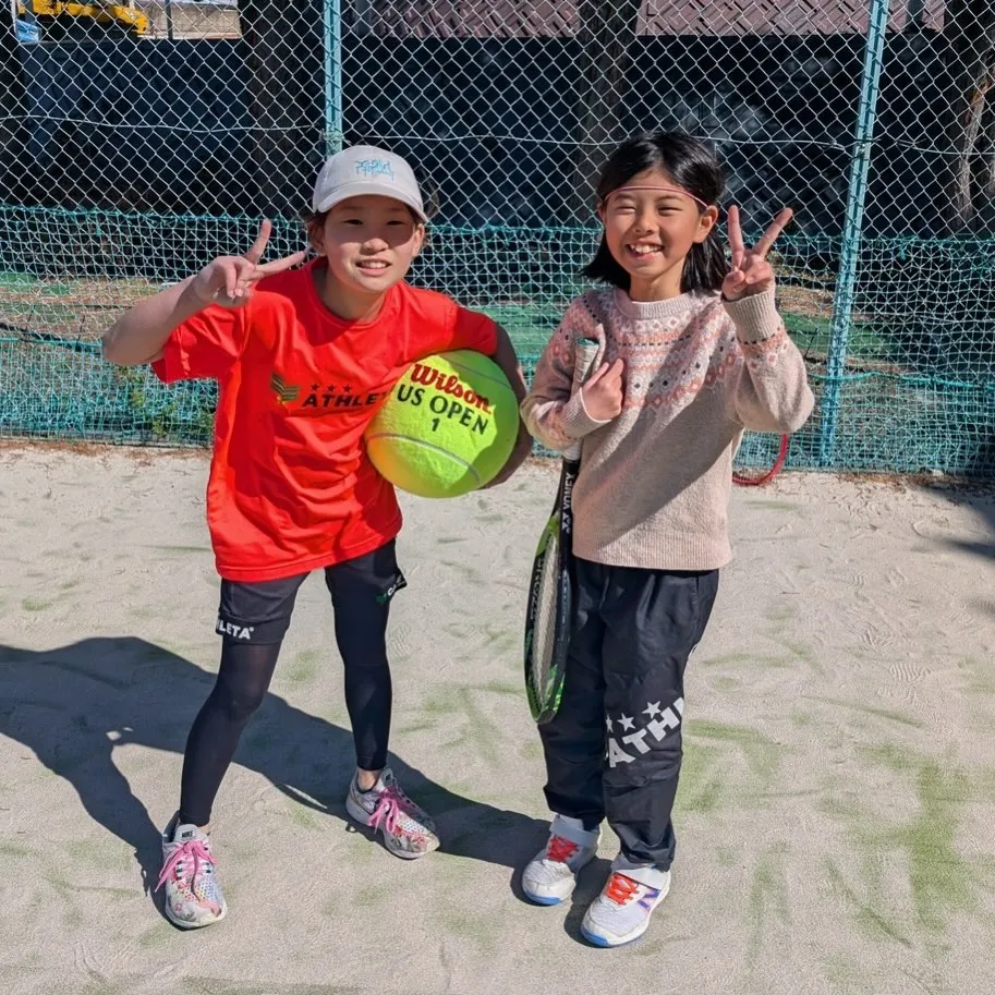 でっかいテニスボールを持ってはいチーズ！